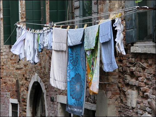 Wäsche beim Trocknen in der sommerlich schwülwarmen Lagunenstadt Venedig
