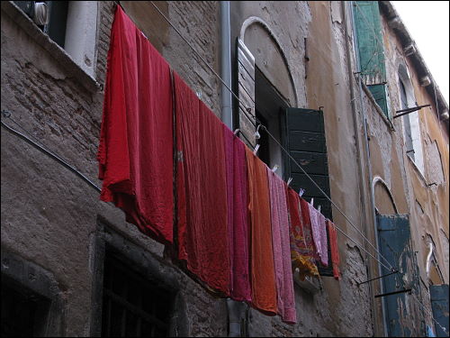 Wäsche beim Trocknen in der sommerlich schwülwarmen Lagunenstadt Venedig