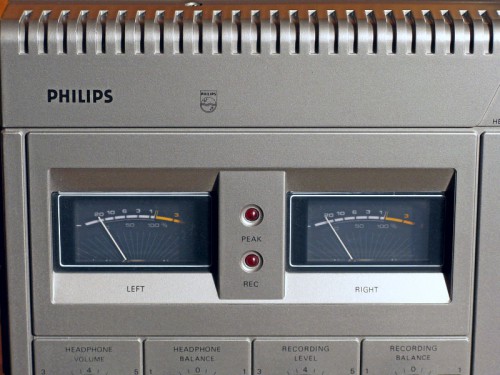 Die Aussteuerungsinstrumente des Philips N2521 (Foto: Ralph Stenzel)