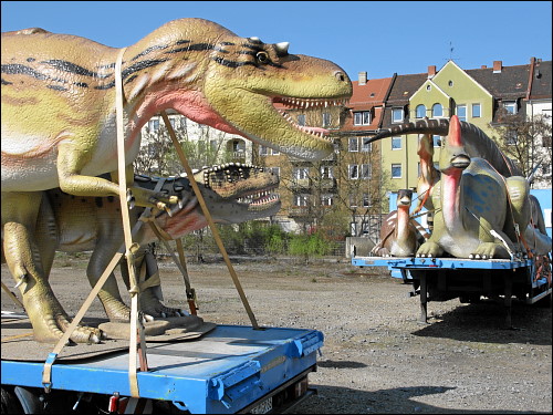 mobiler Dino-Zirkus vor der Weiterreise