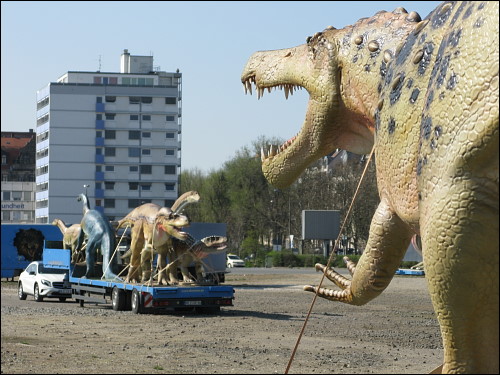 mobiler Dino-Zirkus vor der Weiterreise