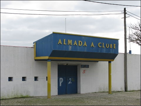 Zugangstor eines Sportgeländes (Almada ggü. Lissabon)