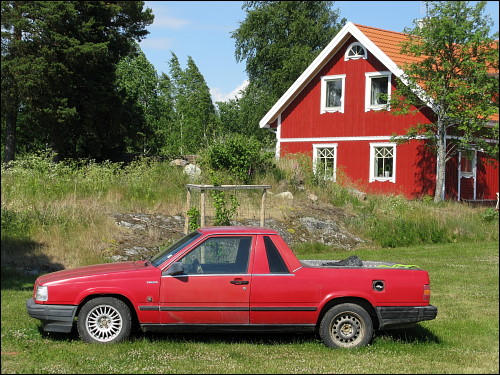 typisches Schwedenhaus mit untypischem Volvo-Pickup