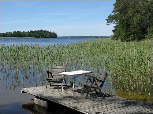 Holzsteg am See-Ufer mit privater Sitzgelegenheit