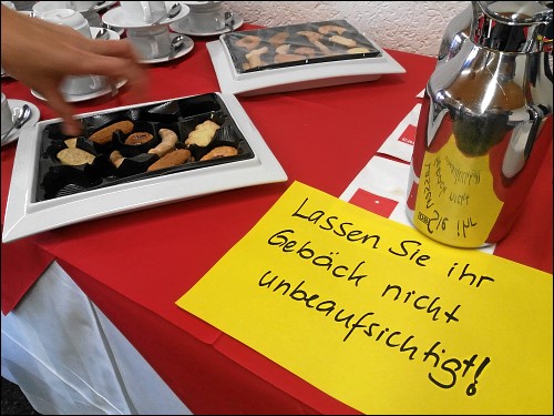 Sicherheitshinweis am Catering-Tisch