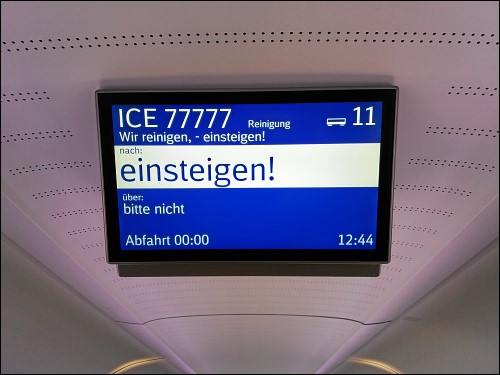 Bildschirm des Fahrgastinformationssystems im ICE 4