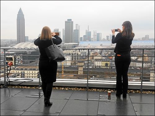 Dachterrassenbesucherinnen beim Pausenknipsen