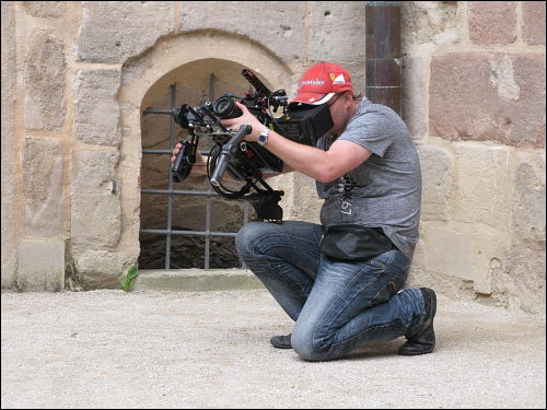 Kameramann beim Filmen aus der Froschperspektive