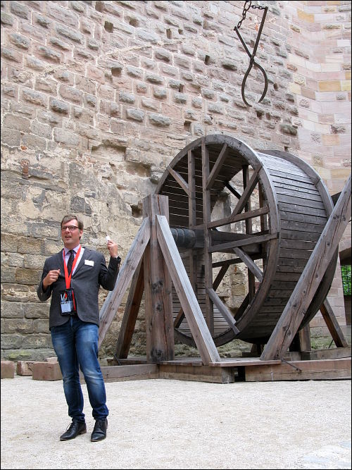 Teilansicht eines rekonstruierten Steinkranes