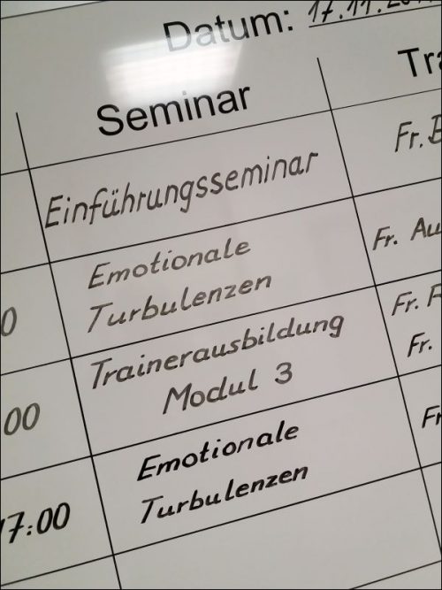 Belegungstafel im Trainingszentrum Nürnberg von DB Training, Learning & Consulting