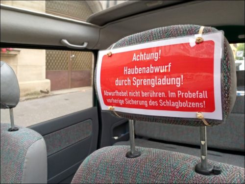 Warnschild an der fahrerseitigen Kopfstütze von des zonebattler's Renngurke