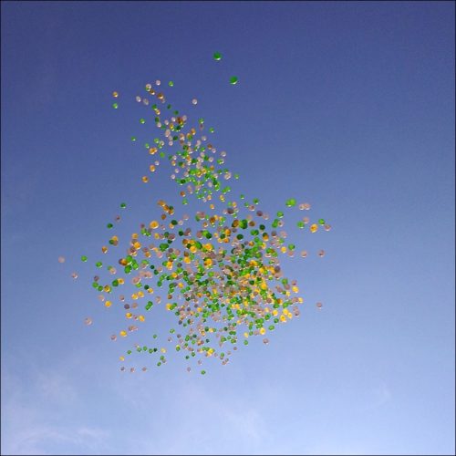 Massenstart von Luftballons beim Eintreffen des Kärwa-Umzuges am Rathaus