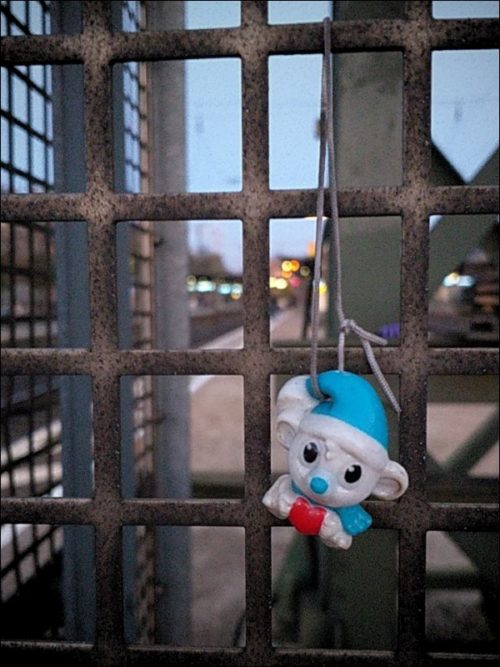 Kleines Maskottchen am großen Mast in Fürth (Bay) Hbf