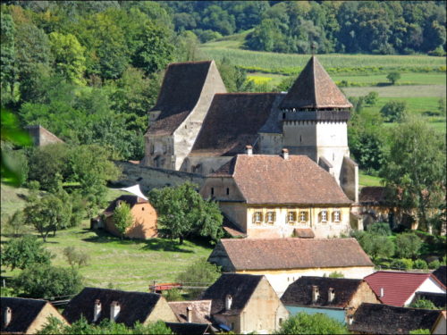 Die Kirchenburg von Copșa Mare aus der Distanz