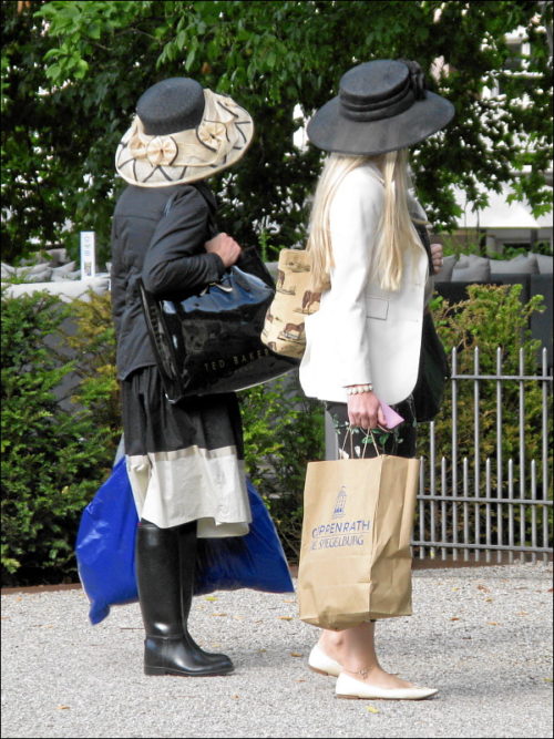Betuchte Konsumenteusen in Baden-Baden