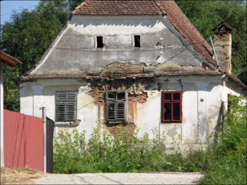 Verfallendes Haus in Cloașterf (Klosdorf)