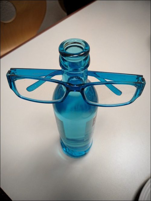 Mittagspäusliche Spontankunst (Lesebrille und Seltersflasche)