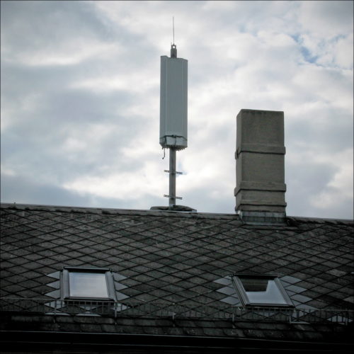 Der freigelegte Antennenmast, aller Anschlußkabel ledig
