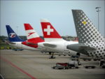 Bunte Maschinen-Mischung am Flughafen Amsterdam Schiphol