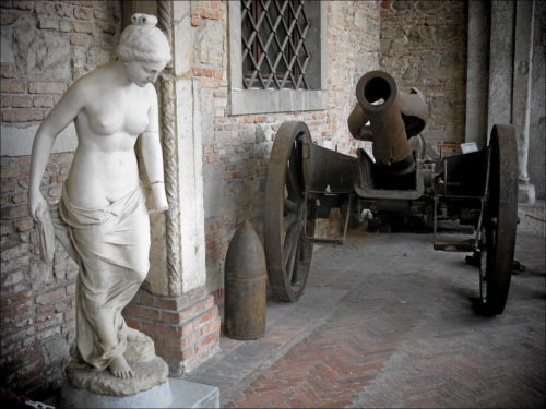 Artefakte aus Stein und Stahl im Castello di Udine