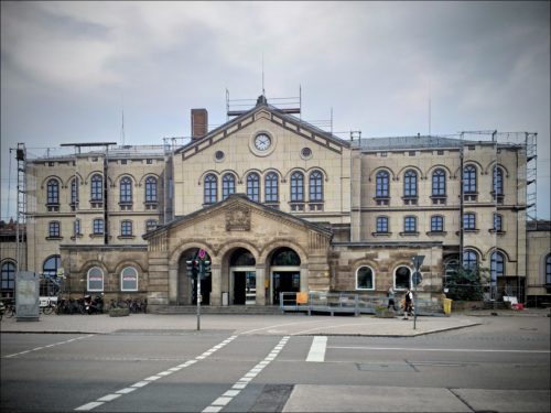 Restaurierungsbedingt folienverhängtes Empfangsgebäude des Fürther Hauptbahnhofes