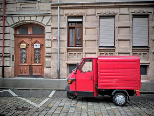 Rotes Winzmobil in der Fürther Oststadt