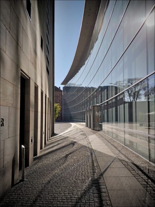 Geschwungene Glasfassade des Neuen Museums Nürnberg