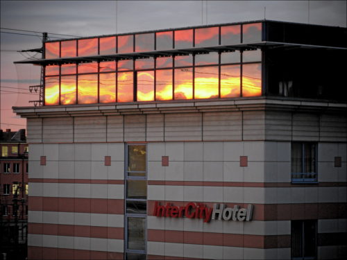 Morgendliche Spiegelungen am InterCityHotel Nürnberg Hbf