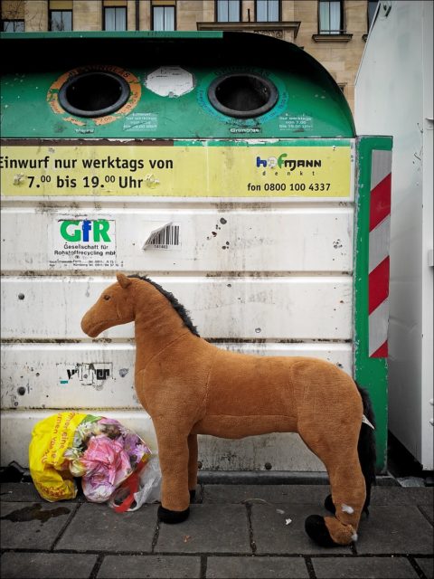 In der Fürther Südstadt ausgewildertes Plüschpferd