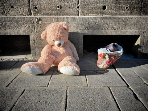 Endstation Amalienstraße: abgeliebter Teddy am Ende seines Weges