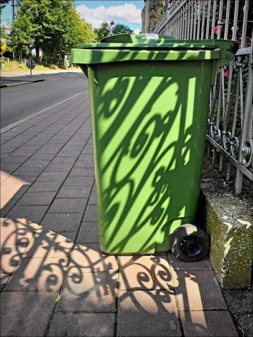 Grüne Tonne in der Karolinenstraße