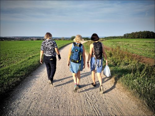 Wanderinnen im laufenden Gespräch