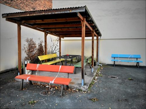 Bunte Bänke in grauer Trostlosigkeit