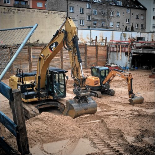 Bagger und Baggerchen ich einer Baugrube an der Karolinenstraße
