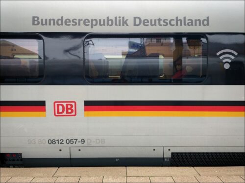 Patriotisch beklebter ICE 4