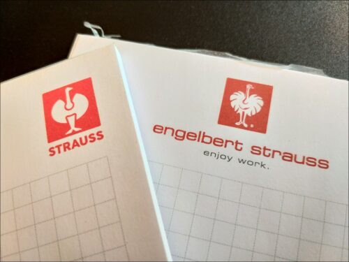 Notizblöcke der Fa. Engelbert Strauss Workwear mit altem (rechts) und neuem Logo (links)