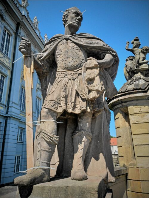 Notdürftig zusammengehaltene Steinfigur vor der Residenz zu Ansbach