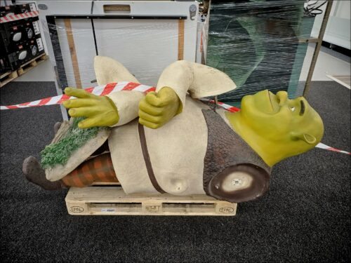 Abgebaute Shrek-Figur in einer Saturn-Filiale