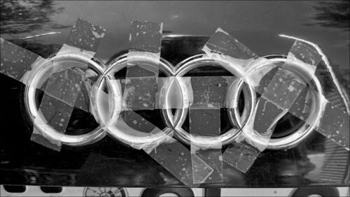 Notdürftig fixiertes Audi-Logo