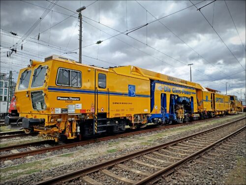 Plasser & Theurer-Gleisbaumaschine der Fa. Spitzke