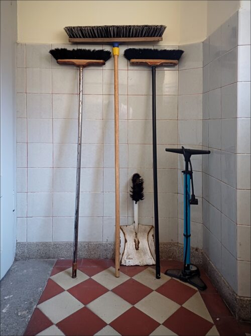 Ikonische Besenparade im Hausflur