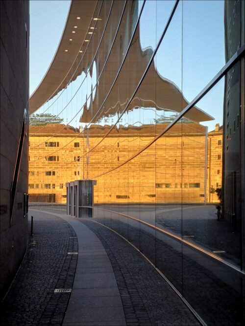 Spiegelungen in der Fassade des Neuen Museums Nürnberg