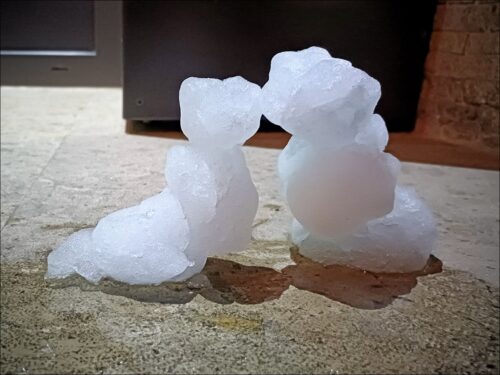 Schneeskulptur in einem Fürther Hauseingang