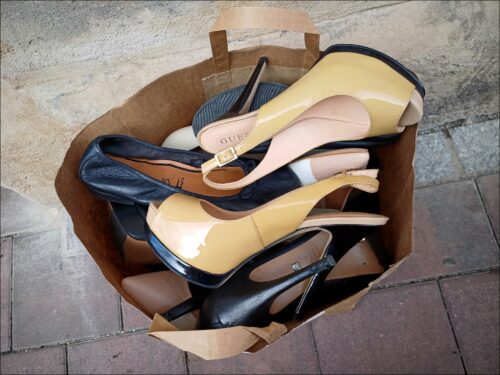 Ausrangierte Stöckelschuhe auf der Suche nach einer neuen Trägerin
