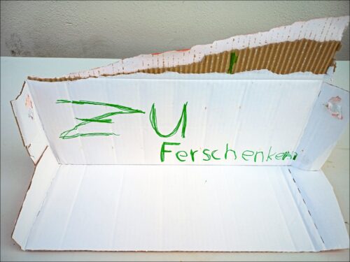 Reste einer Verschenke-Kiste am Straßenrand