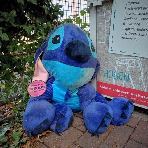 Vom Hauptgewinn zum Looser: Plüschmonster am Altkleidercontainer