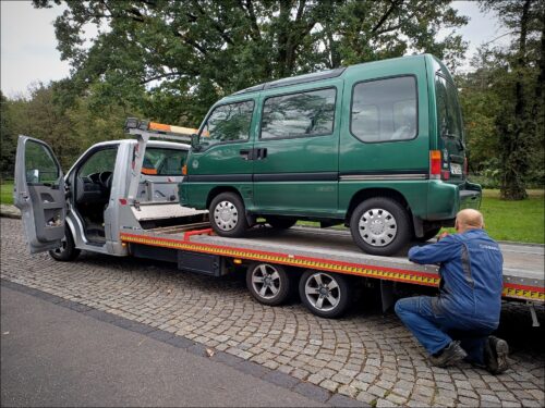Zweite Havarie in kurzem Abstand: liegengebliebene Renngurke mit Motorschaden