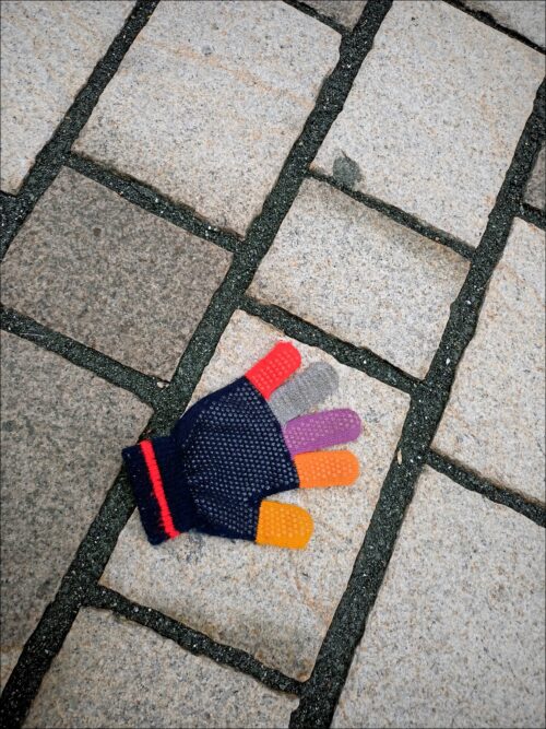 Einsamer Handschuh auf dem Pflaster Einsamer Handschuh auf dem Pflaster