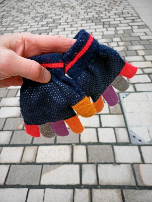 Zwei Handschuhe, ein Paar! Zwei Handschuhe, ein Paar!