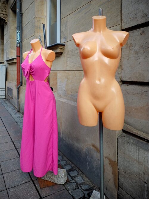 Leicht bis gar nicht bekleidete Schaufensterpuppen in der Fürther City